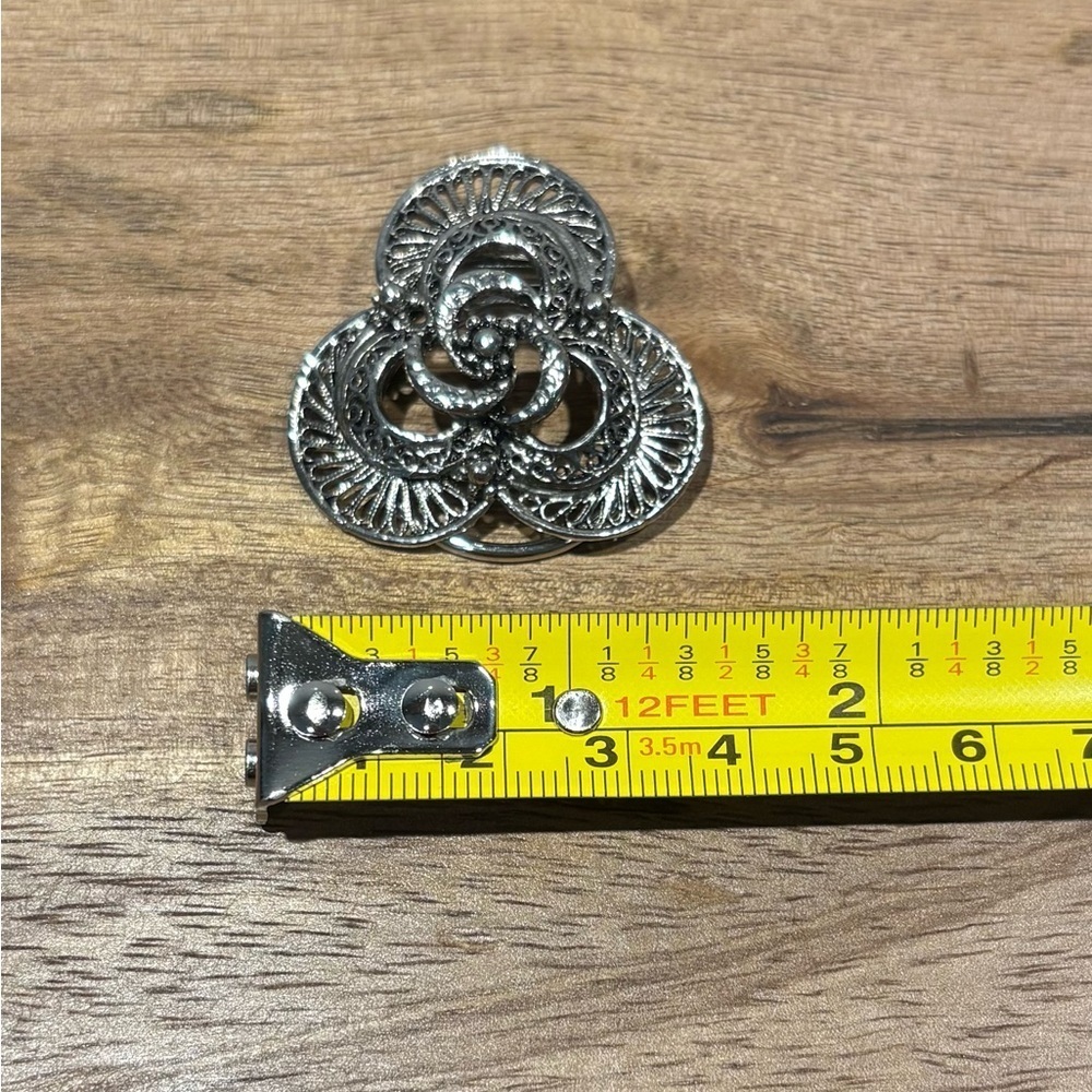 Elegant Silver Tone Filigree Scarf Clip/Slide - Picture 11 of 12
